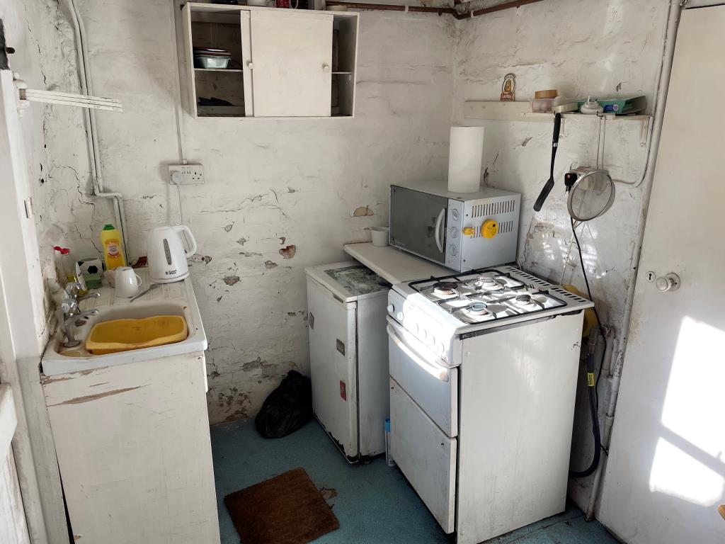 Lot: 119 - CHARACTER COTTAGE IN NEED OF IMPROVEMENT - Kitchen with sink and units